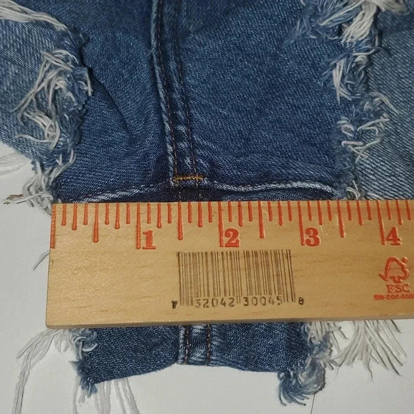 Madewell Relaxed Raw Hem Jean Shorts Size 33 - Picture 13 of 16